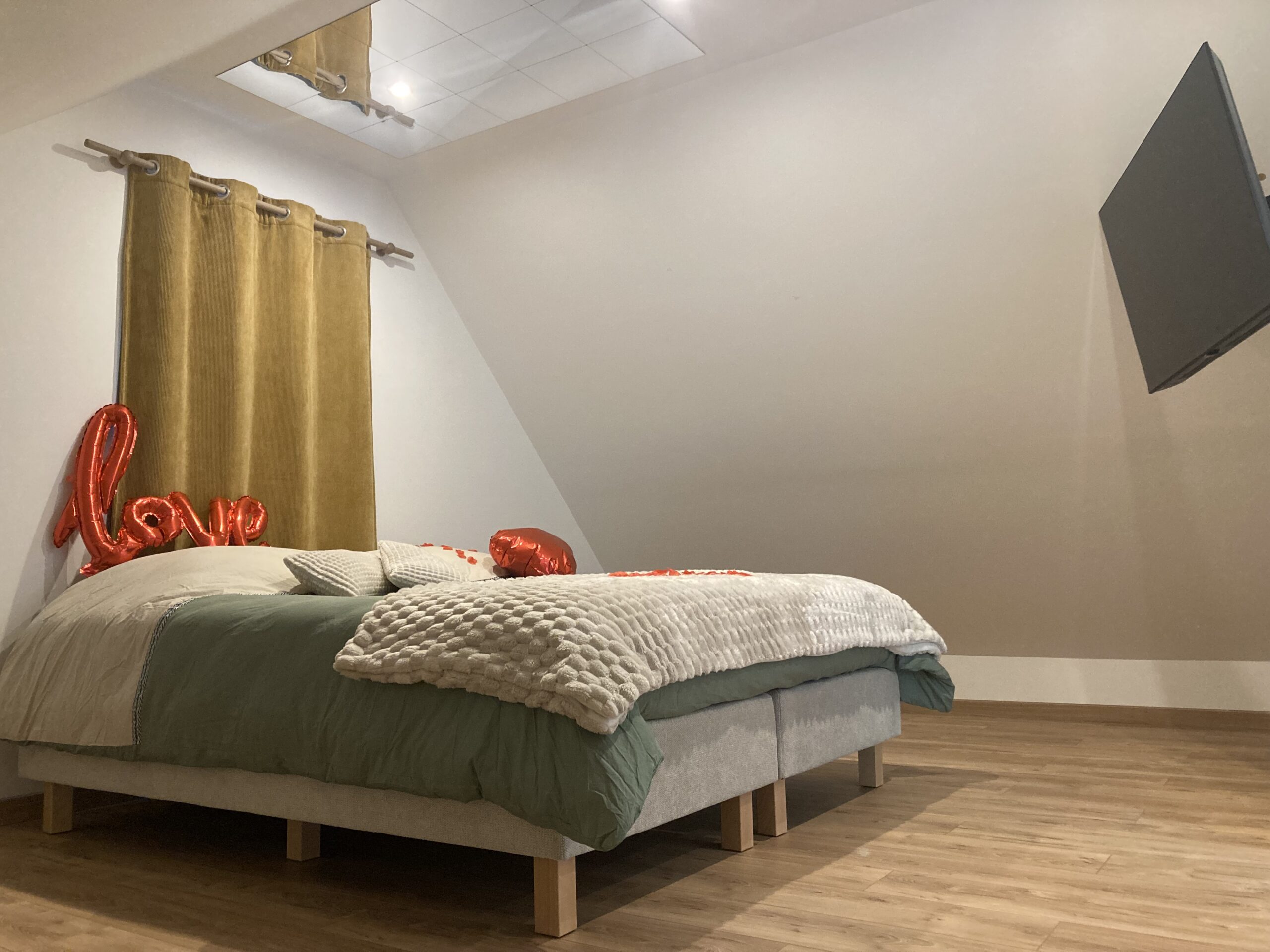 Chambre avec lit King size 180x200 du spa privatif La Maison du Bonheur à Roeux.