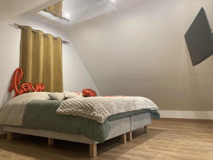 Chambre avec lit King size 180x200 du spa privatif La Maison du Bonheur à Roeux.